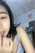 Carla Mahasiswi Cakep Lepas Branya Pamer Uting