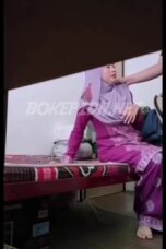 Tante Hijab Melarangku Pergi Bekerja